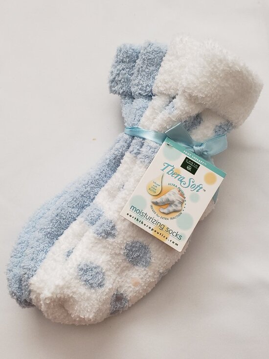 Earth Therapeutics Accessories - NWT Earth Therapeutics plush socks Thera Soft moisturizing shea butter infused